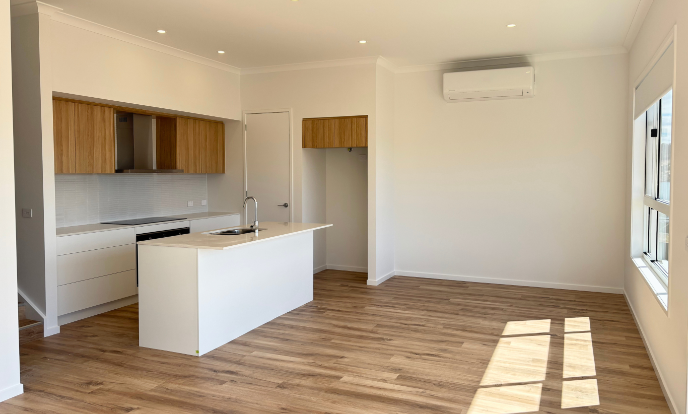 31-sunningdale-close-midway-point-kitchen-dining-2.png 